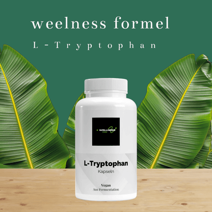 Alt-Text: "Weiße Flasche mit veganen L-Tryptophan Kapseln der Marke Wellness Formel vor einem herbstlichen Hintergrund mit bunten Blättern und Beeren. Ideal zur Unterstützung von Wohlbefinden und Entspannung."