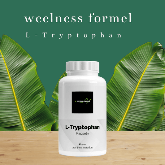 Alt-Text: "Weiße Flasche mit veganen L-Tryptophan Kapseln der Marke Wellness Formel vor einem herbstlichen Hintergrund mit bunten Blättern und Beeren. Ideal zur Unterstützung von Wohlbefinden und Entspannung."