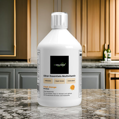 Flasche "Ultra+ Essentials Multivitamin" auf einer Küchenarbeitsplatte, mit einem Etikett, das die Eigenschaften wie "Mineralien", "Super Greens" und "Amino Boost" anzeigt. Frei von Gluten, Soja, Eiern, Nüssen und Laktose. Geschmack: Frische Orange.
